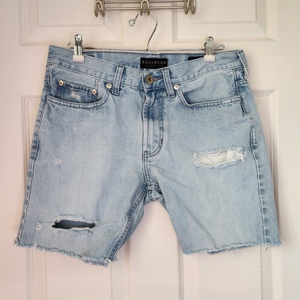 Bullhead Denim Co Skinny Distressed Light Wash Denim Shorts W30 Raw Hem 256